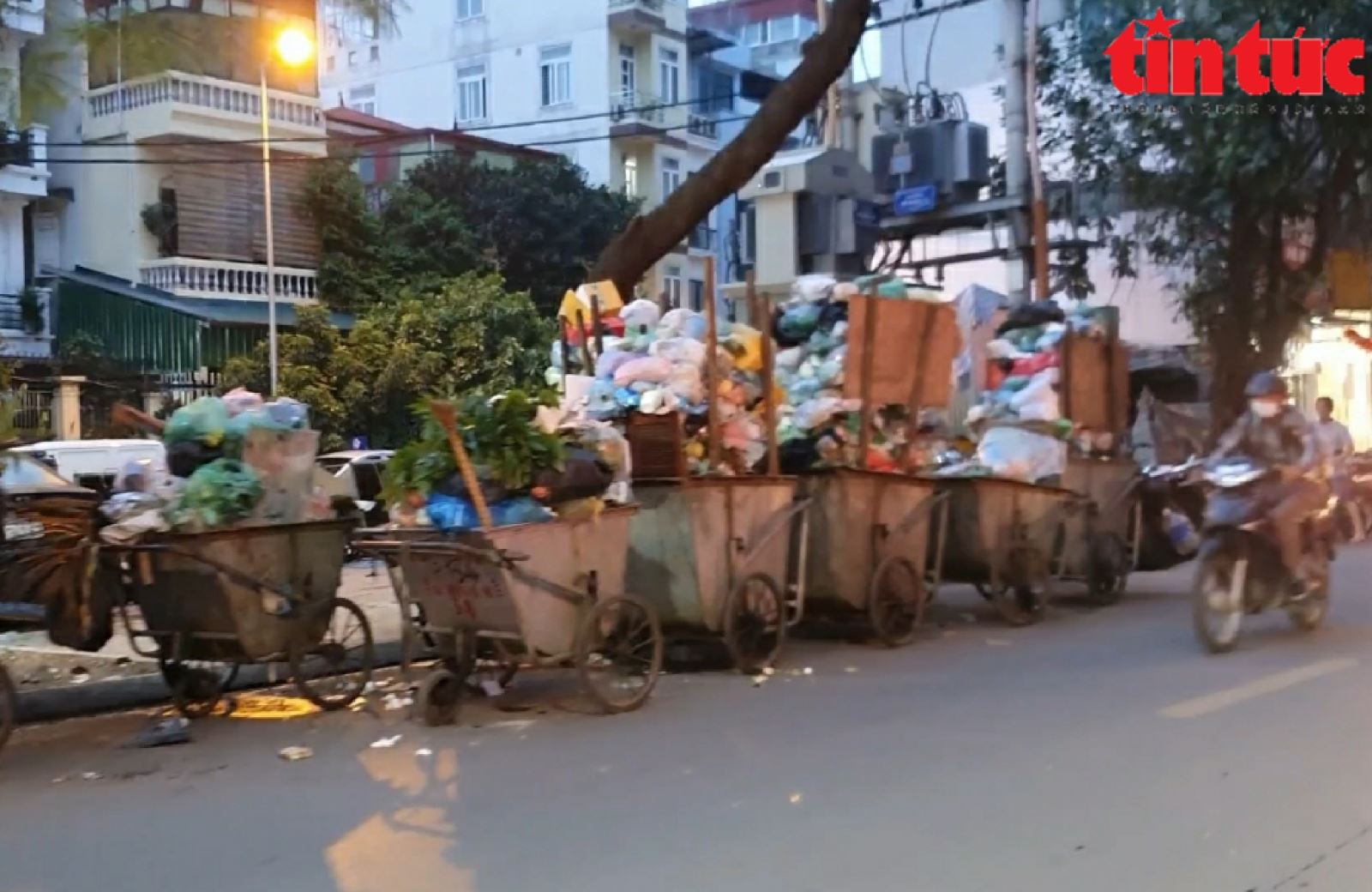Rác thải 'lộ thiên' trên nhiều tuyến phố, gương mặt Thủ đô nhếch nhác tới bao giờ?