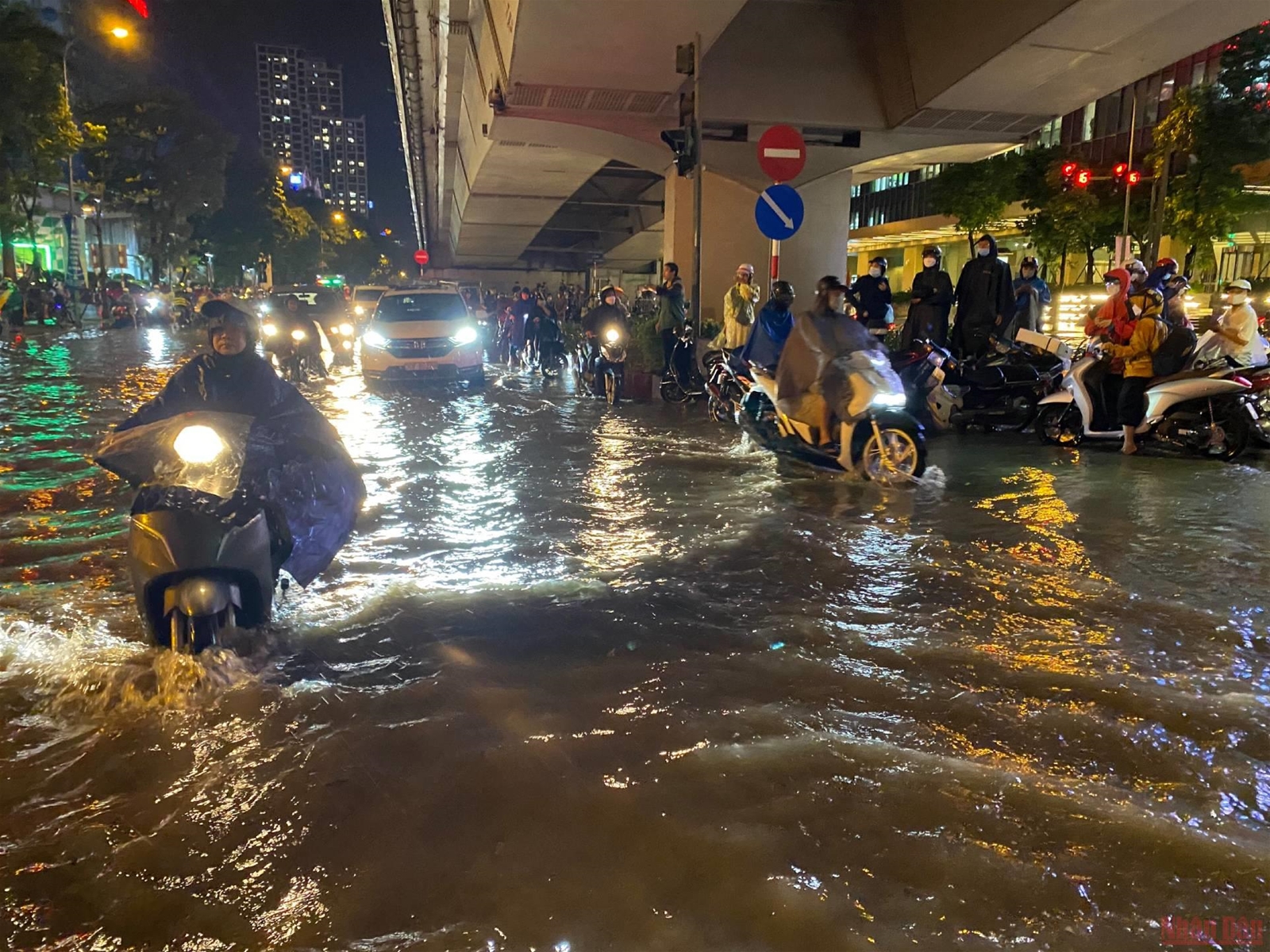 Hình ảnh nhiều tuyến phố ở Hà Nội ngập, ùn tắc do mưa lớn