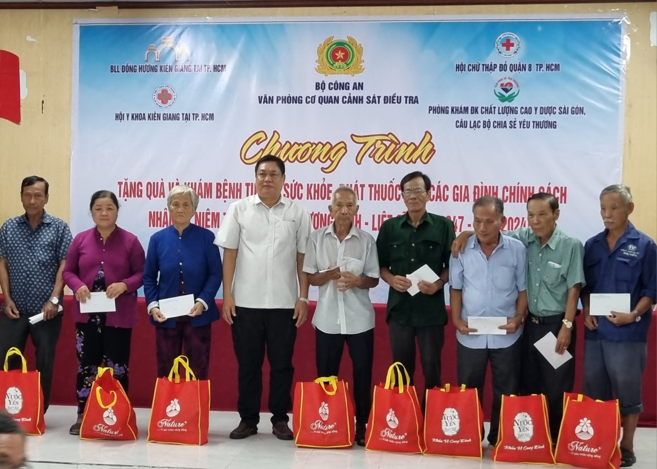 Kiên Giang: Khám sức khoẻ và trao tặng quà cho bà con xã vùng sâu vùng xa nhân Kỷ niệm ngày Thương binh Liệt sĩ