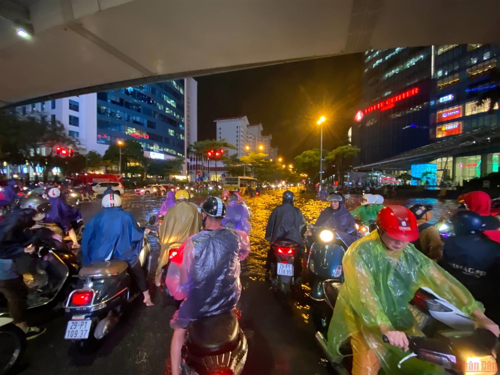 Hình ảnh nhiều tuyến phố ở Hà Nội ngập, ùn tắc do mưa lớn