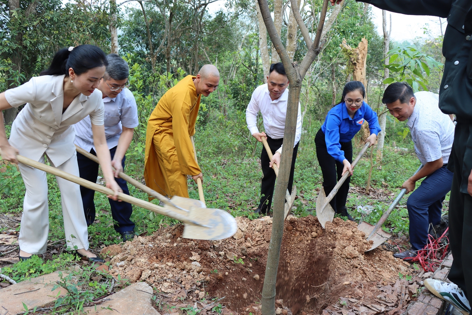 Tạp chí Tài nguyên và Môi trường trồng 663 cây tại chùa Linh Quang, Điện Biên