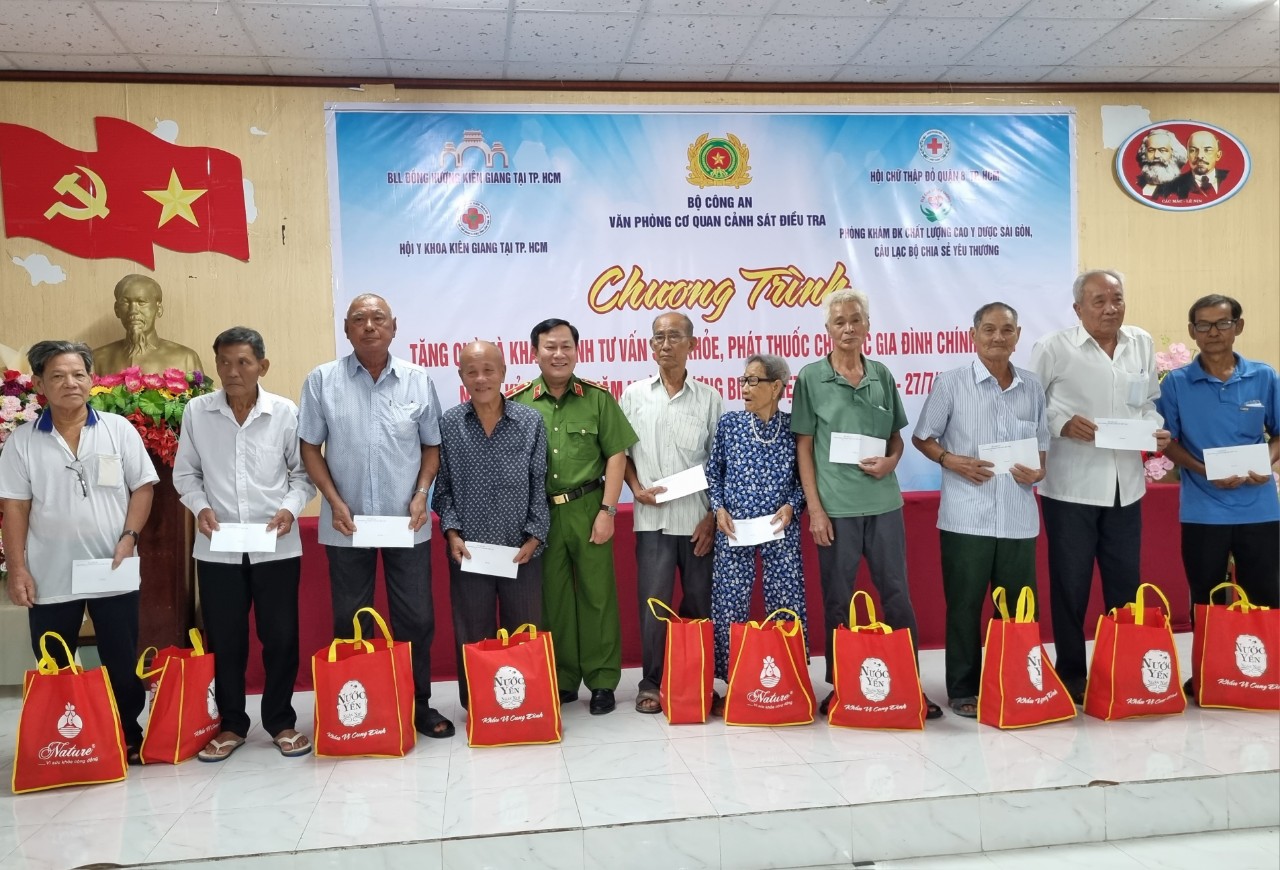 Kiên Giang: Khám sức khoẻ và trao tặng quà cho bà con xã vùng sâu vùng xa nhân Kỷ niệm ngày Thương binh Liệt sĩ