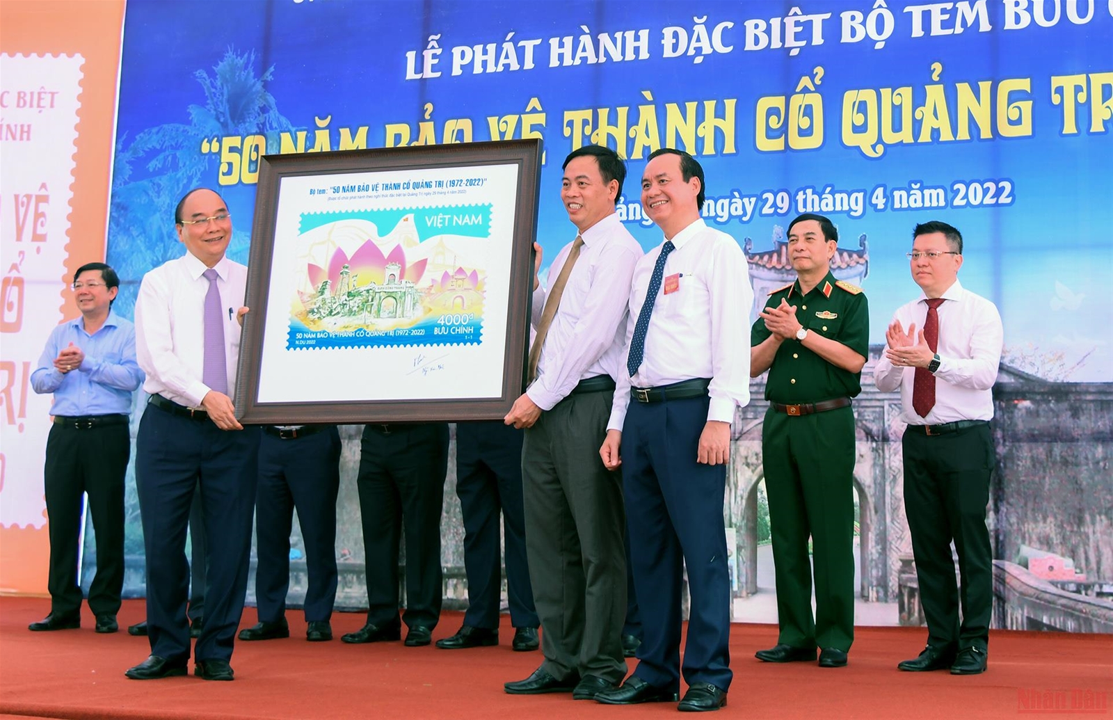 Chủ tịch nước Nguyễn Xuân Phúc dâng hương Thành cổ Quảng Trị và Khu lưu niệm Tổng Bí thư Lê Duẩn