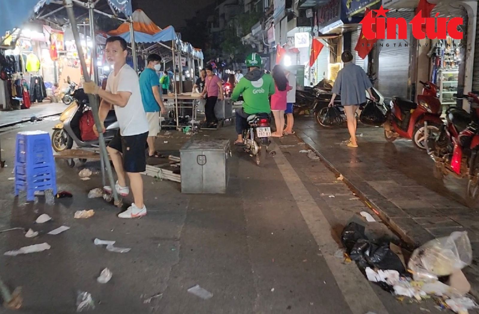 'Thảm họa' rác thải sau những phiên chợ đêm phố cổ Hà Nội
