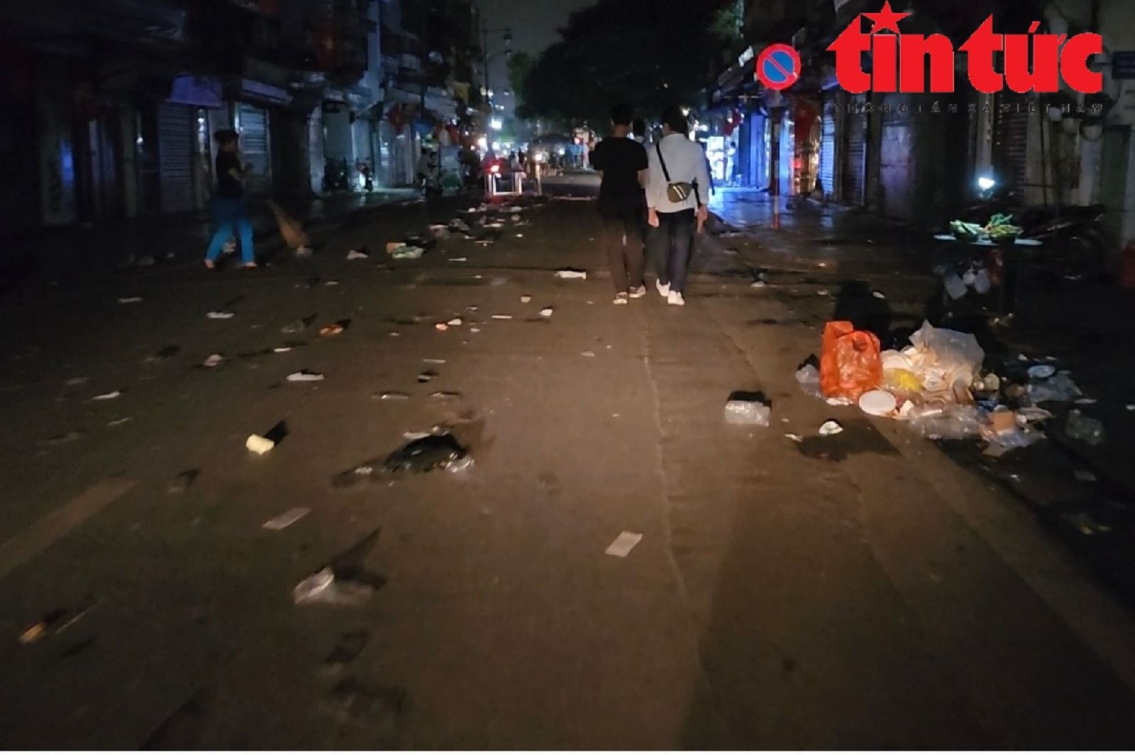 'Thảm họa' rác thải sau những phiên chợ đêm phố cổ Hà Nội