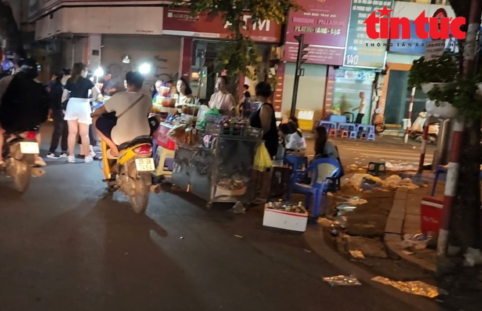 'Thảm họa' rác thải sau những phiên chợ đêm phố cổ Hà Nội