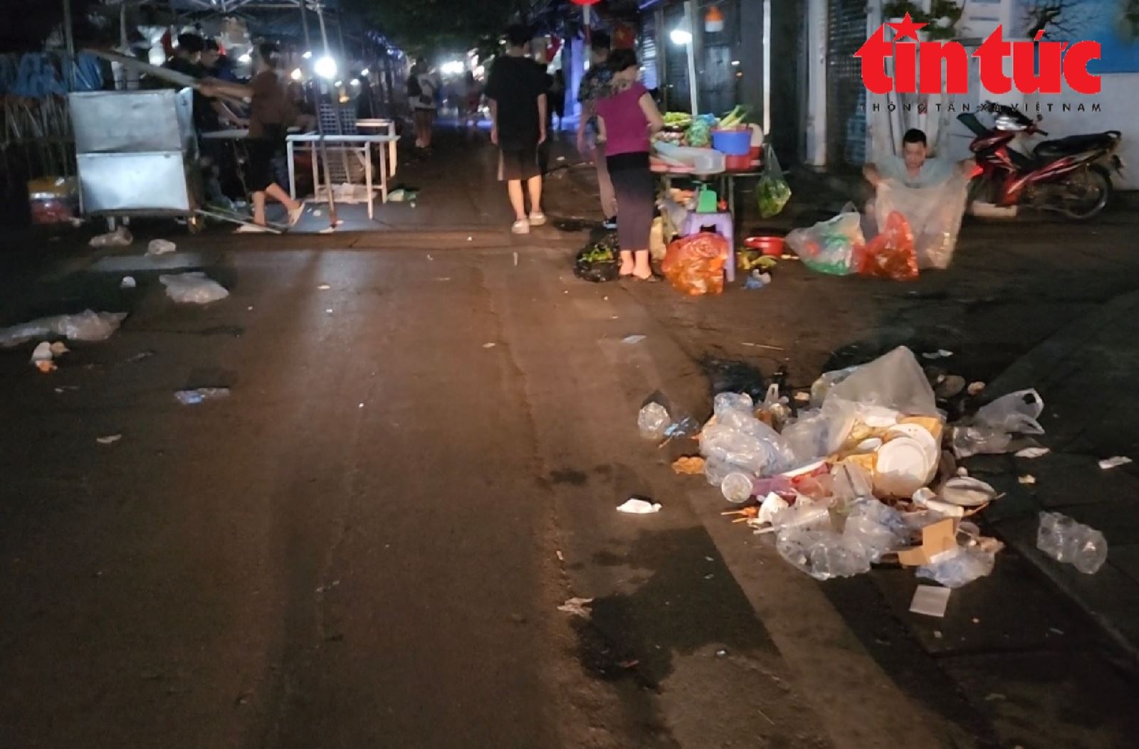 'Thảm họa' rác thải sau những phiên chợ đêm phố cổ Hà Nội