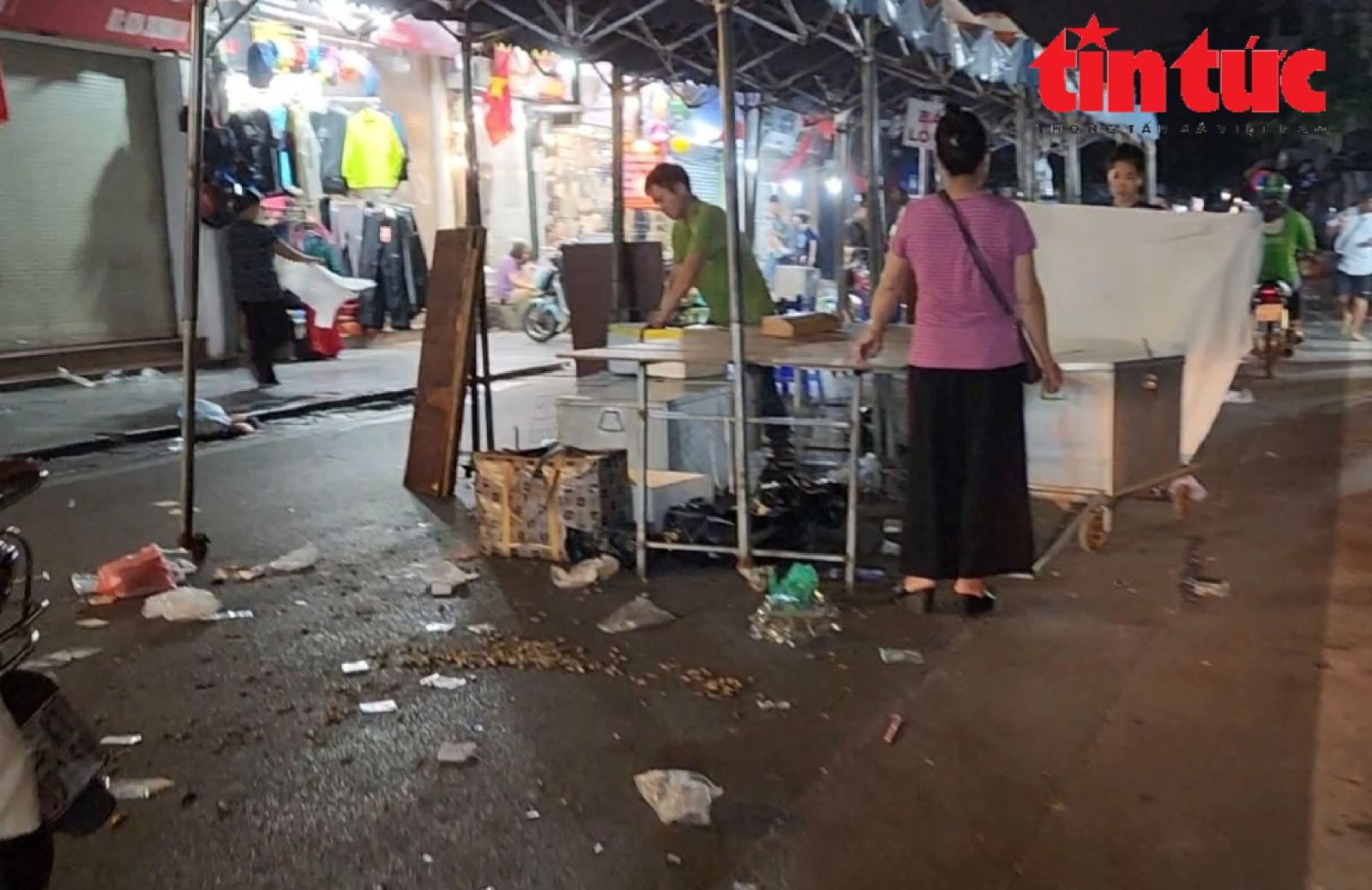 'Thảm họa' rác thải sau những phiên chợ đêm phố cổ Hà Nội