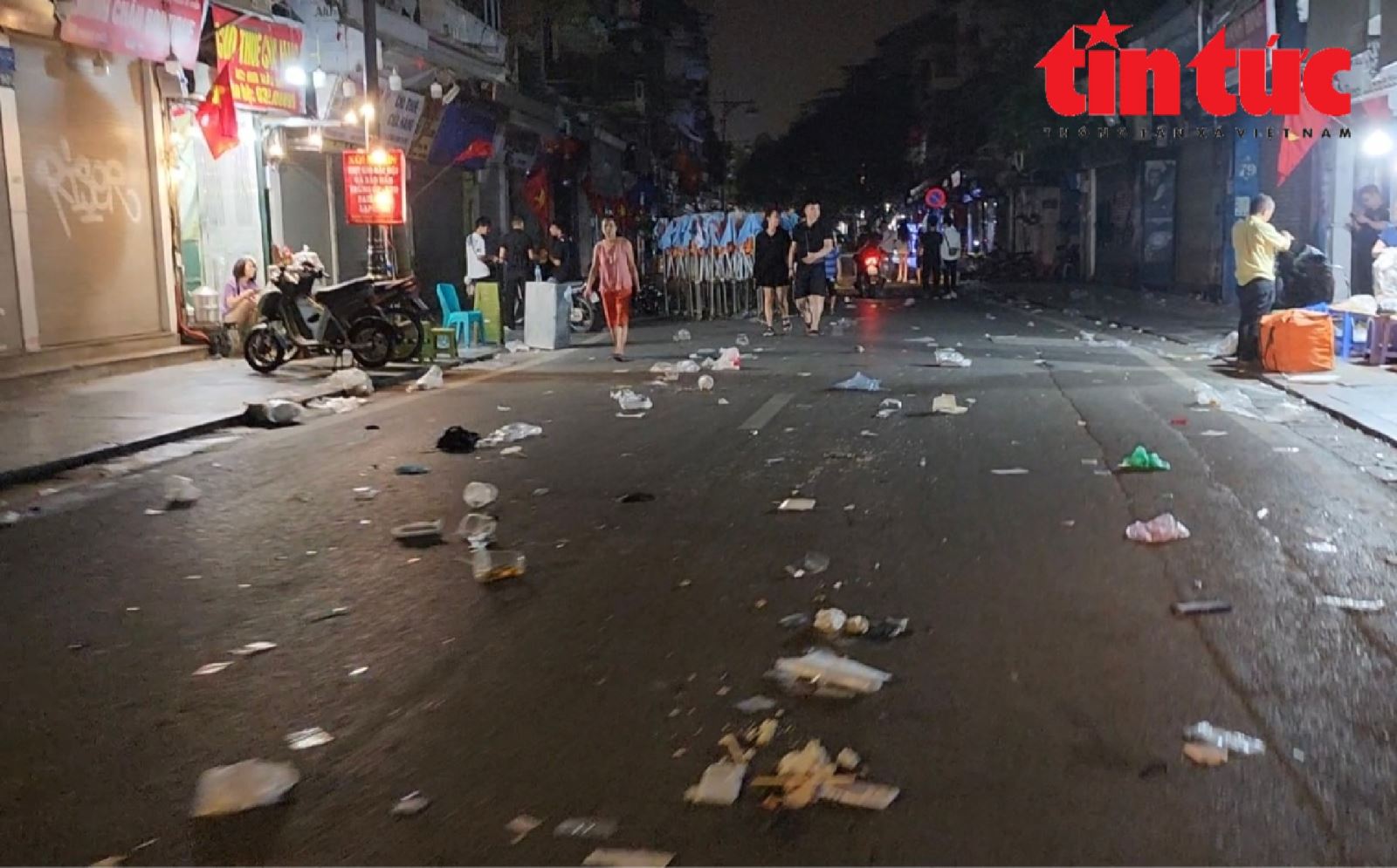 'Thảm họa' rác thải sau những phiên chợ đêm phố cổ Hà Nội
