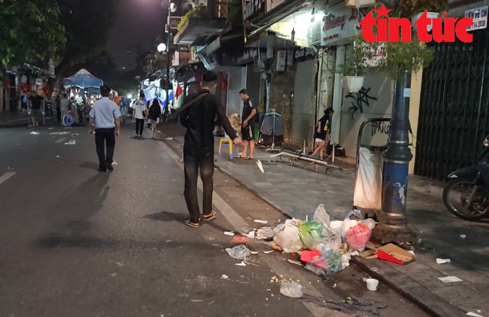 'Thảm họa' rác thải sau những phiên chợ đêm phố cổ Hà Nội
