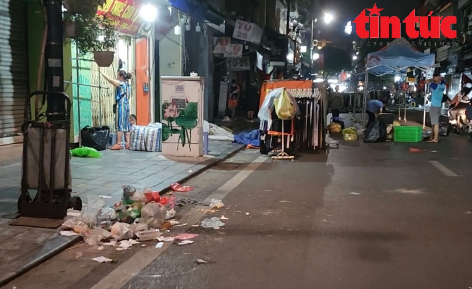 'Thảm họa' rác thải sau những phiên chợ đêm phố cổ Hà Nội