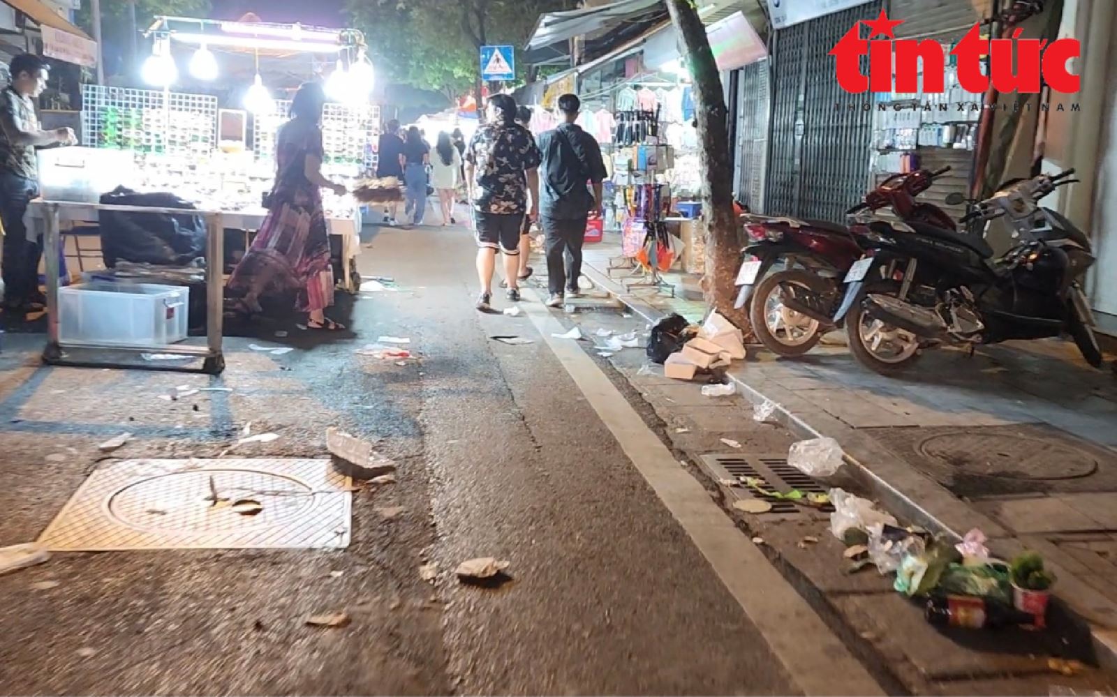 'Thảm họa' rác thải sau những phiên chợ đêm phố cổ Hà Nội