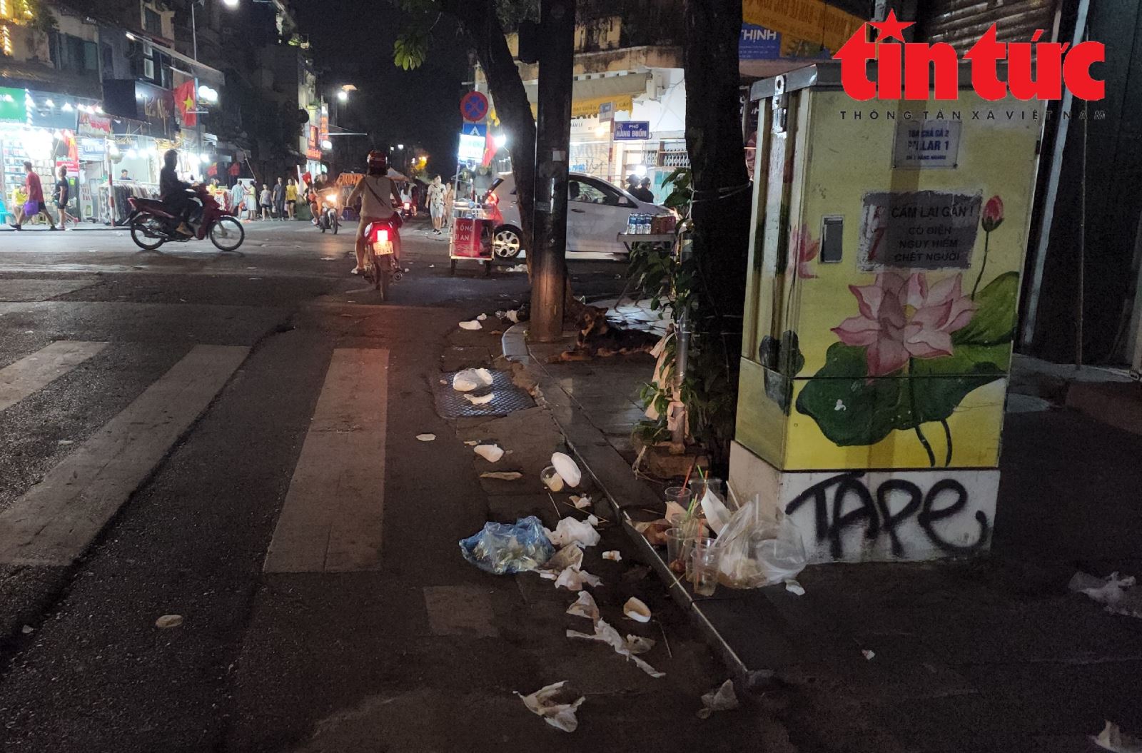 'Thảm họa' rác thải sau những phiên chợ đêm phố cổ Hà Nội