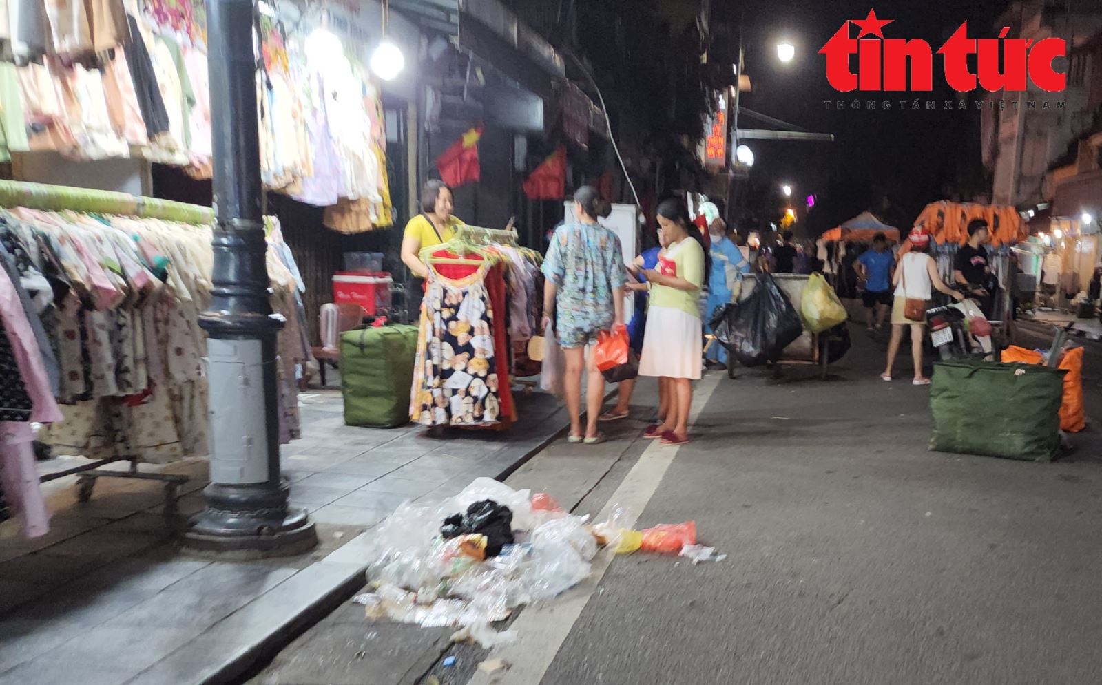 'Thảm họa' rác thải sau những phiên chợ đêm phố cổ Hà Nội