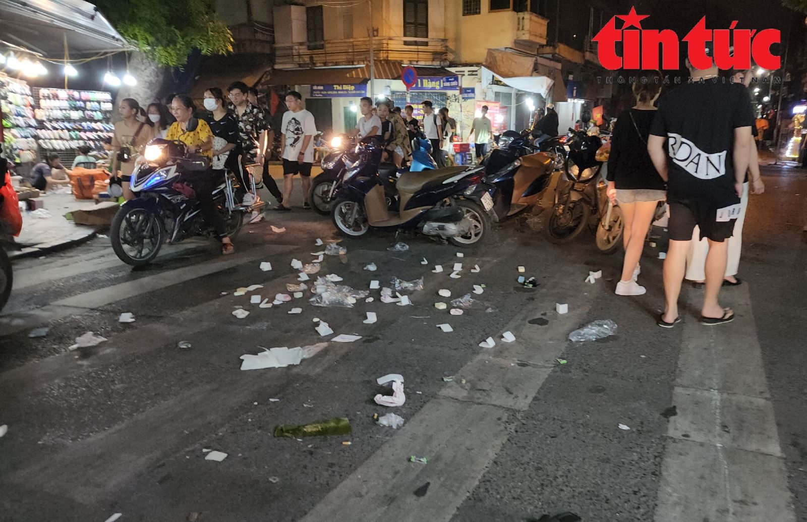 'Thảm họa' rác thải sau những phiên chợ đêm phố cổ Hà Nội