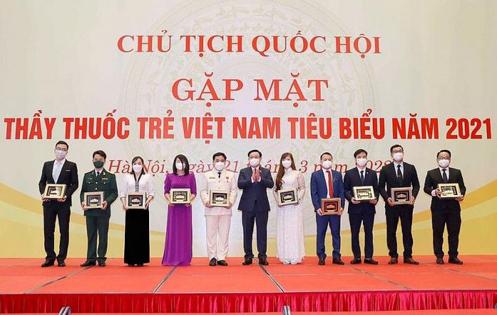 Chủ tịch Quốc hội Vương Đình Huệ gặp mặt thầy thuốc trẻ Việt Nam tiêu biểu năm 2021