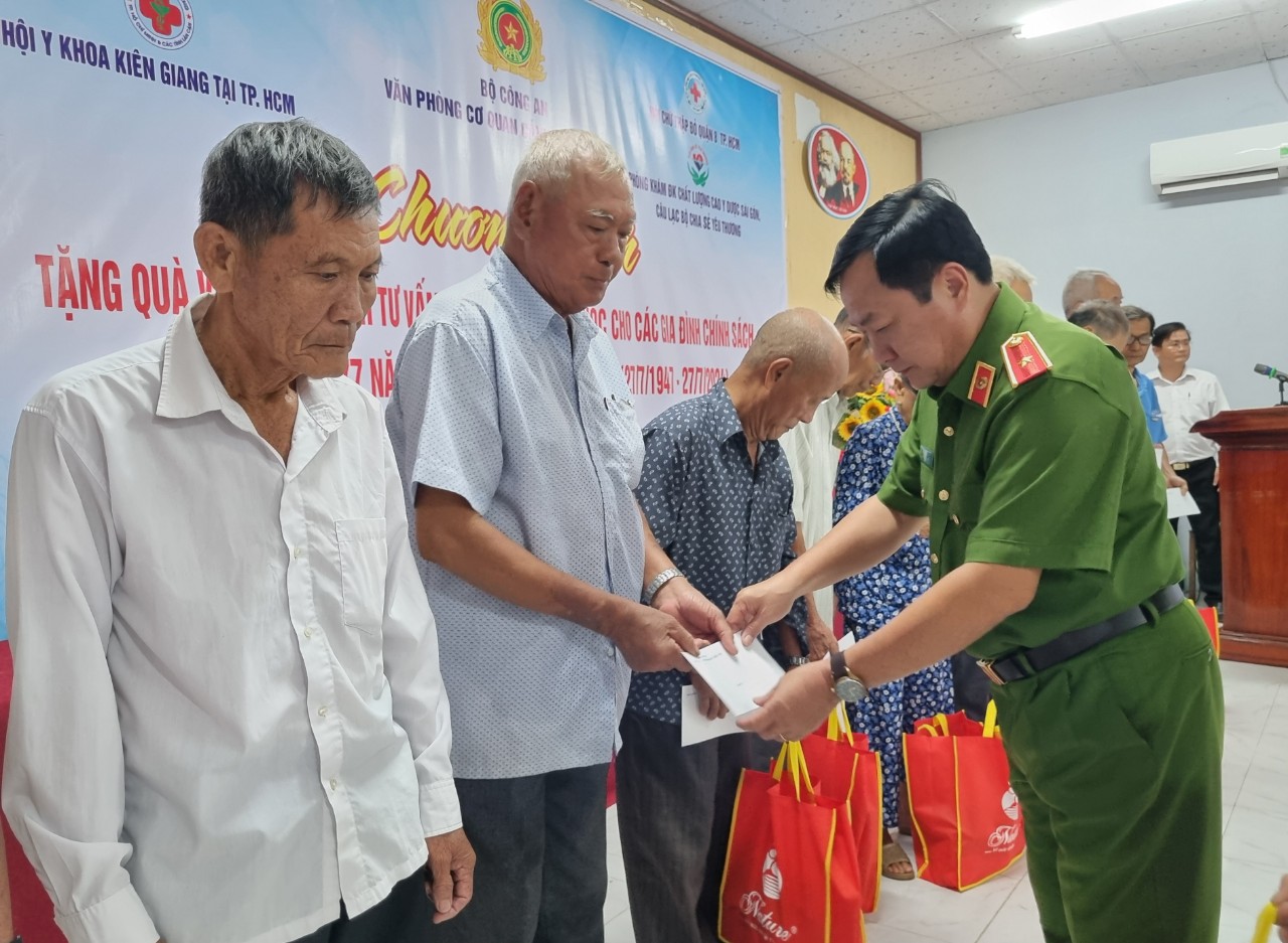 Kiên Giang: Khám sức khoẻ và trao tặng quà cho bà con xã vùng sâu vùng xa nhân Kỷ niệm ngày Thương binh Liệt sĩ