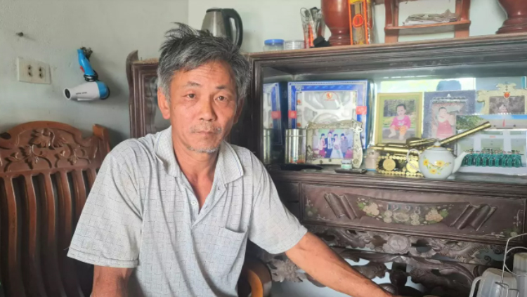 Nhà máy luyện quặng xả khói mùi như thuốc sâu, dân hít phải buồn nôn