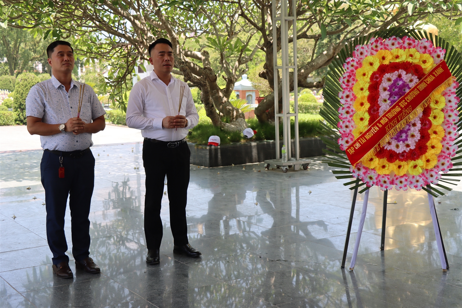 Đoàn công tác Tạp chí Tài nguyên và Môi trường dâng hương các Anh hùng liệt sĩ ở Điện Biên