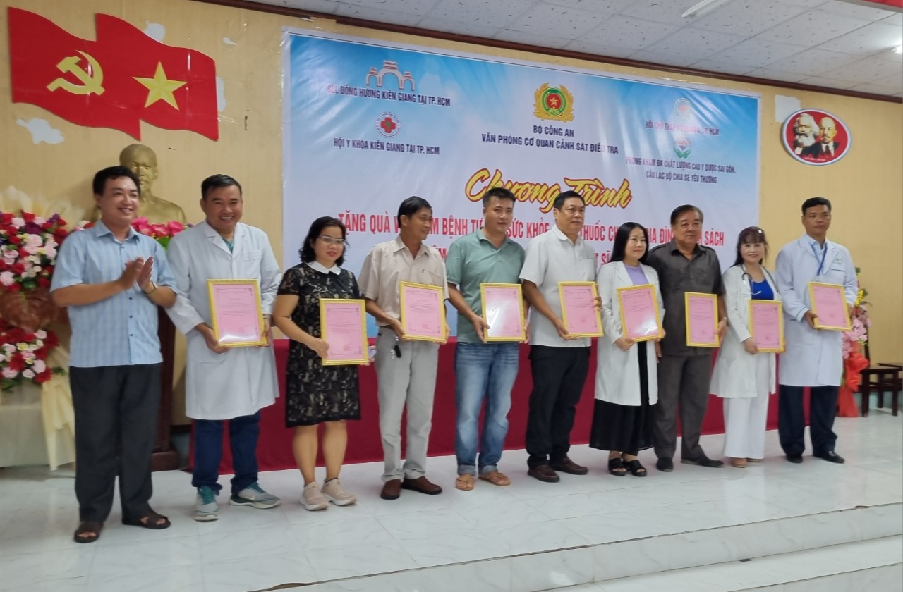 Kiên Giang: Khám sức khoẻ và trao tặng quà cho bà con xã vùng sâu vùng xa nhân Kỷ niệm ngày Thương binh Liệt sĩ