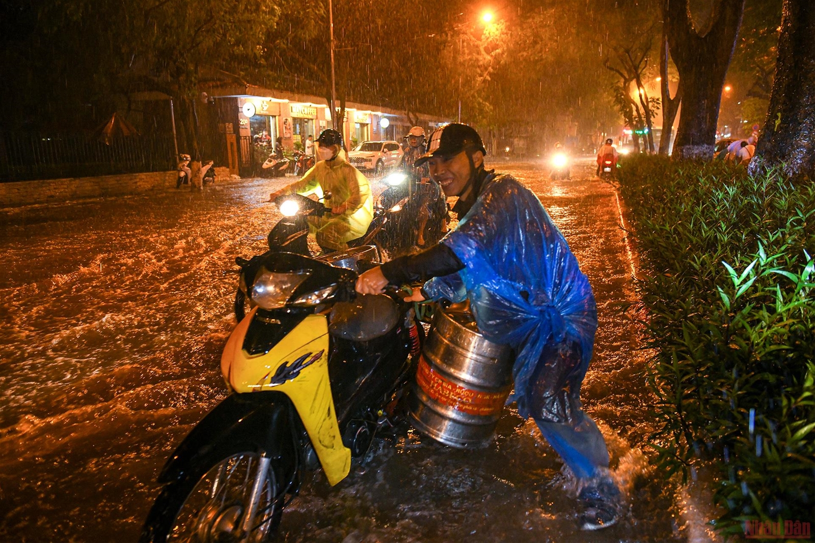 Nhiều tuyến phố ở Hà Nội ngập sâu sau cơn mưa lớn