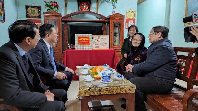 Thủ tướng thăm, chúc Tết mẹ Việt Nam anh hùng, đồng bào, chiến sĩ tại vùng biên giới Cao Bằng