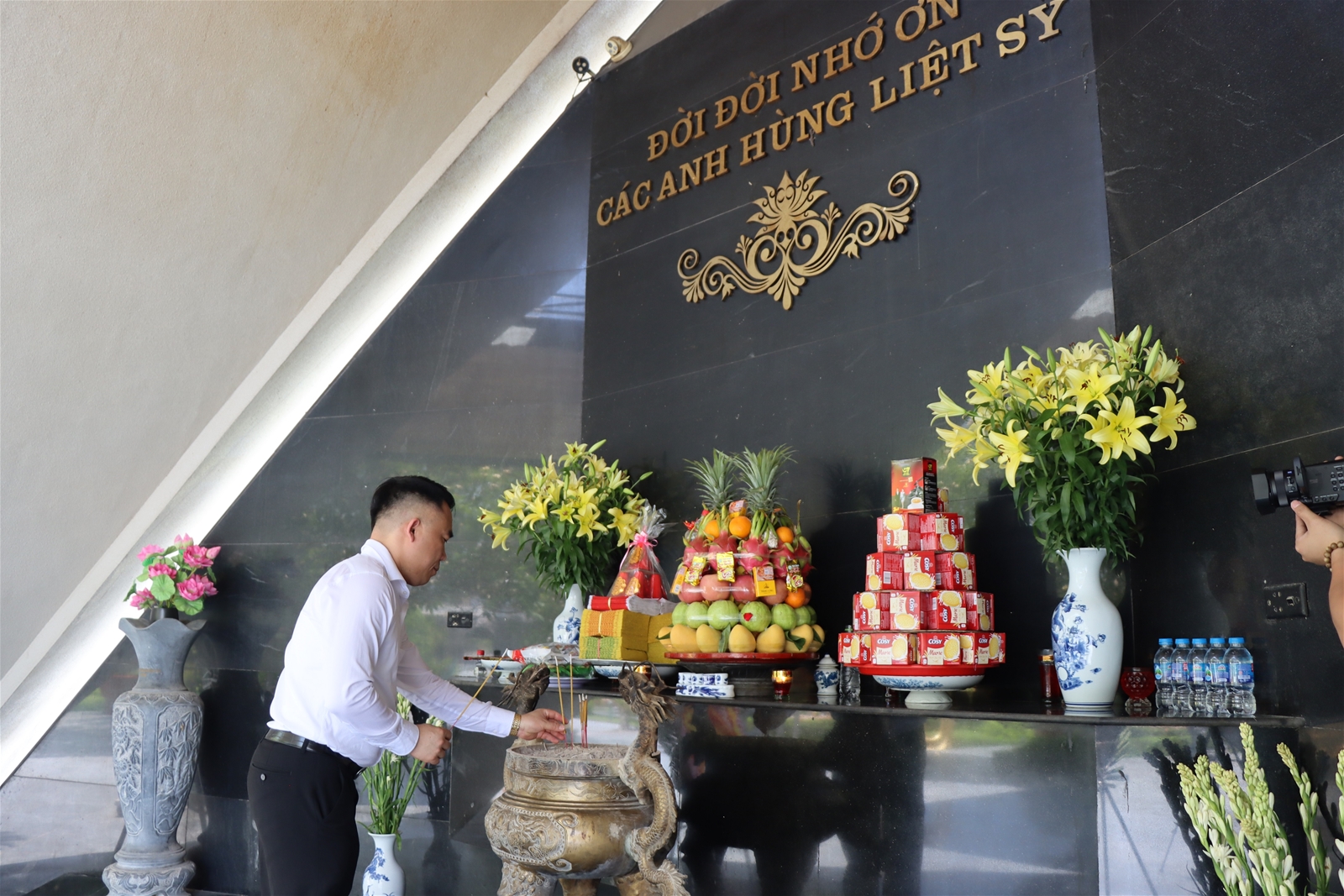 Đoàn công tác Tạp chí Tài nguyên và Môi trường dâng hương các Anh hùng liệt sĩ ở Điện Biên