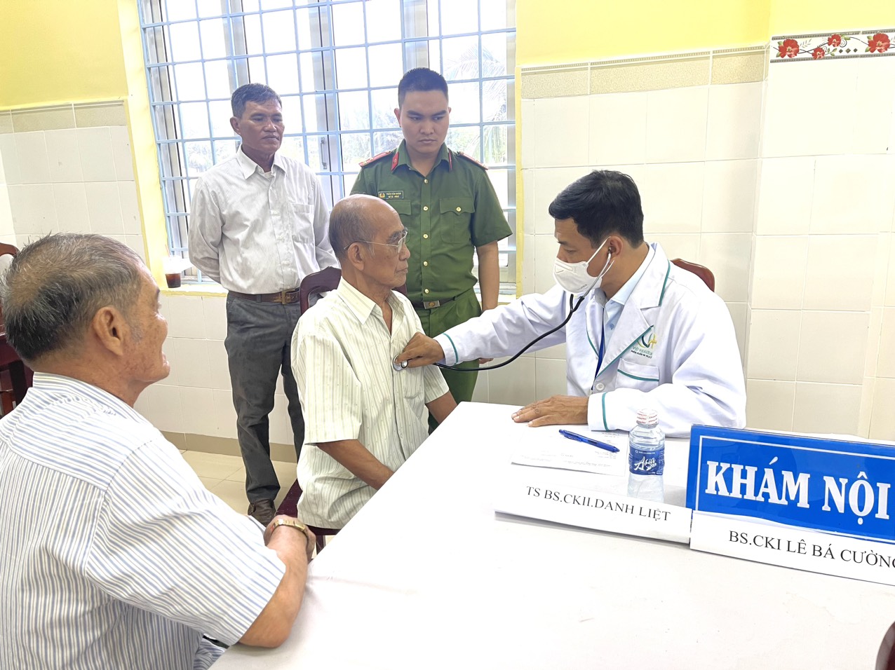 Kiên Giang: Khám sức khoẻ và trao tặng quà cho bà con xã vùng sâu vùng xa nhân Kỷ niệm ngày Thương binh Liệt sĩ