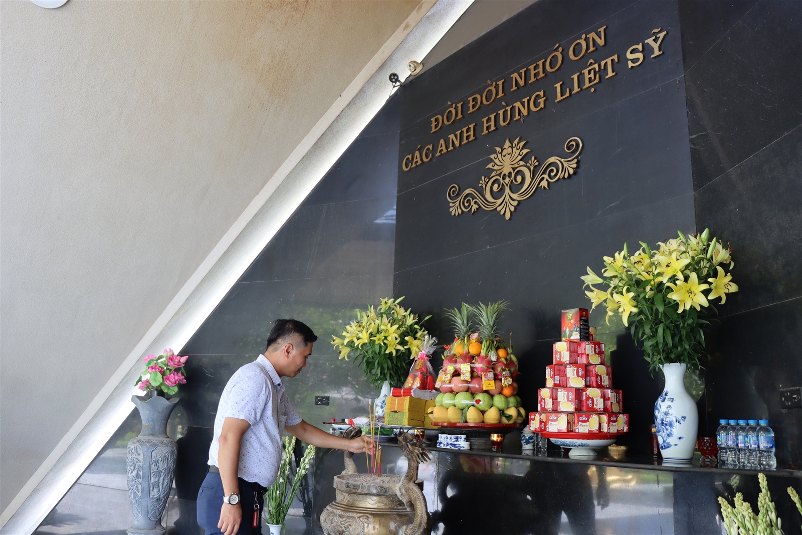 Đoàn công tác Tạp chí Tài nguyên và Môi trường dâng hương các Anh hùng liệt sĩ ở Điện Biên