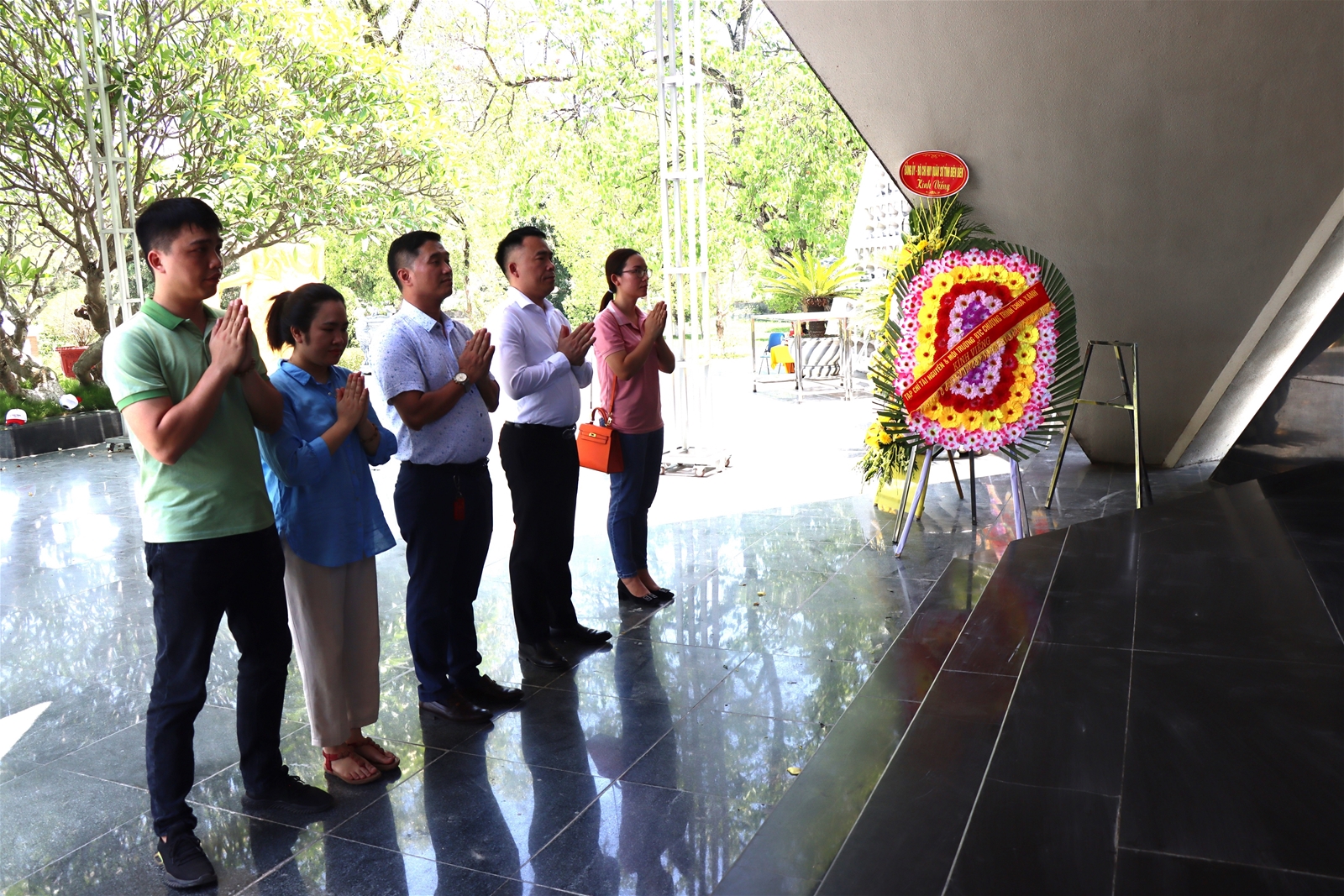 Đoàn công tác Tạp chí Tài nguyên và Môi trường dâng hương các Anh hùng liệt sĩ ở Điện Biên