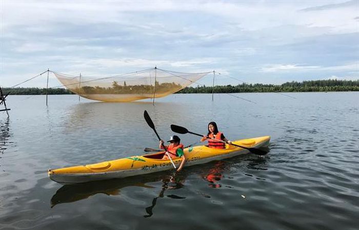 Cùng nhau vớt rác khi dã ngoại