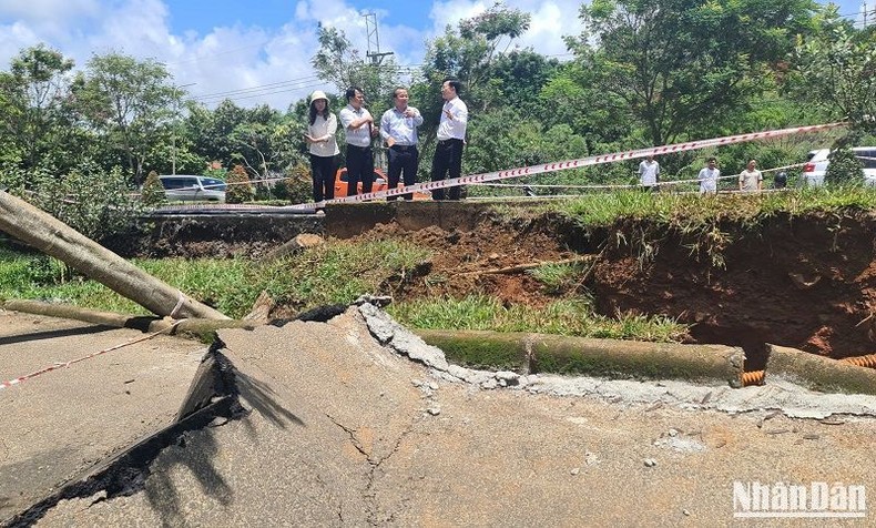 Sạt trượt trên đường Hồ Chí Minh đoạn qua Đắk Nông