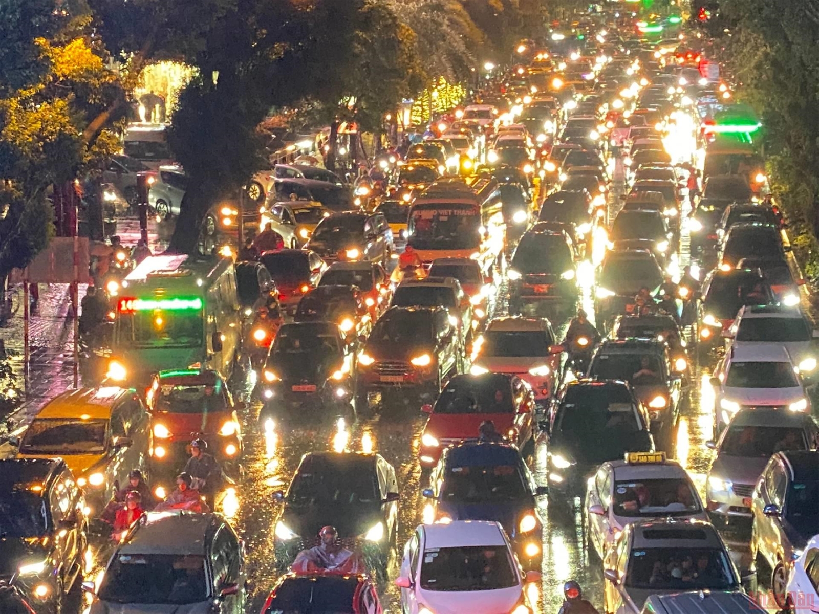 Hình ảnh nhiều tuyến phố ở Hà Nội ngập, ùn tắc do mưa lớn