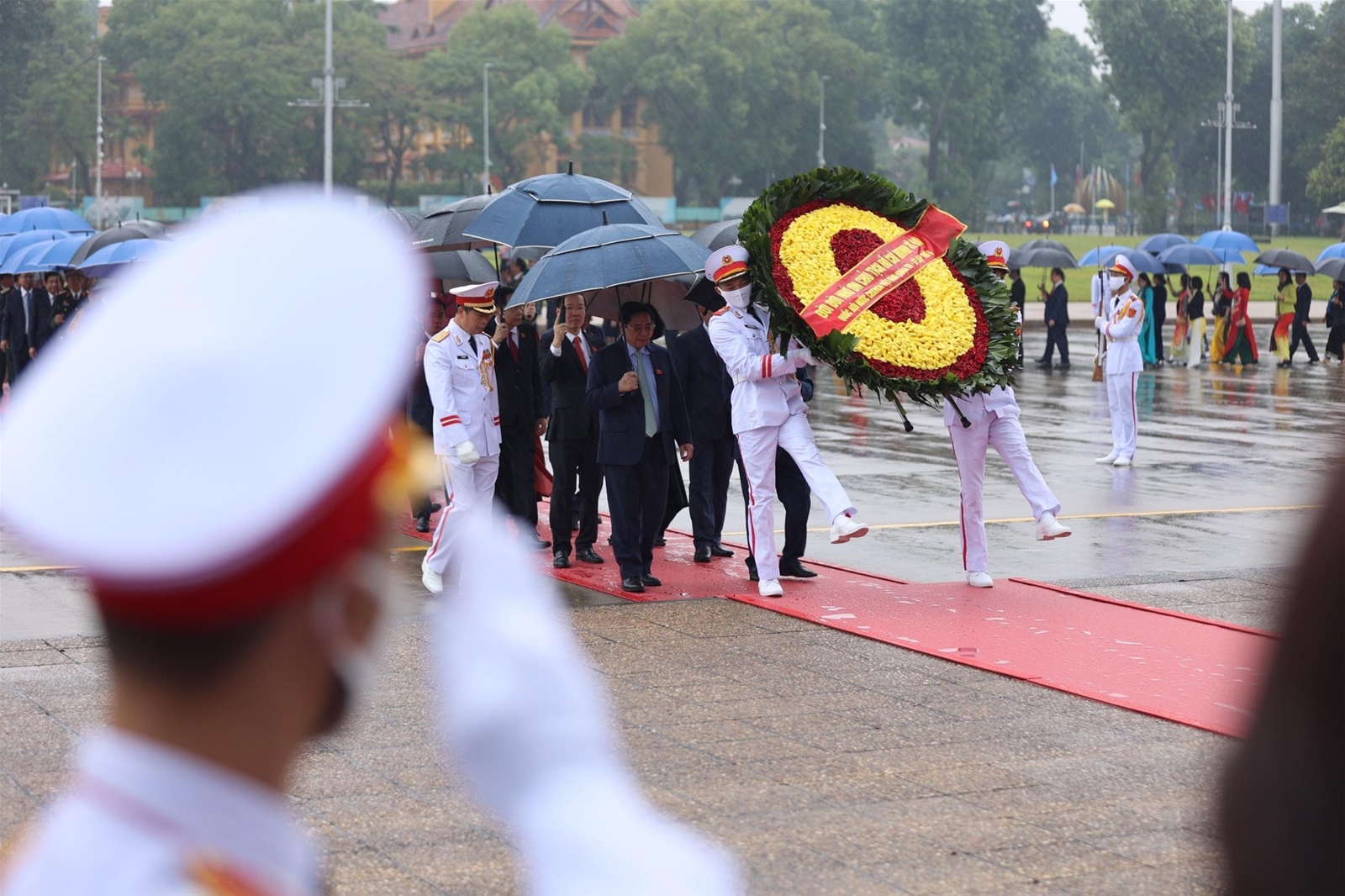 Các lãnh đạo Đảng, Nhà nước và đại biểu Quốc hội vào Lăng viếng Chủ tịch Hồ Chí Minh