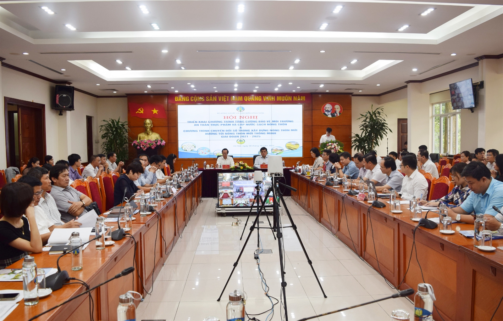 Tăng cường bảo vệ môi trường và chuyển đổi số trong xây dựng nông thôn mới