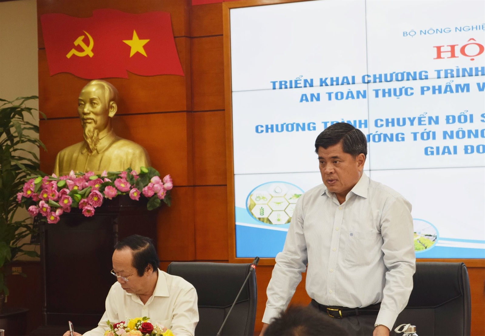 Tăng cường bảo vệ môi trường và chuyển đổi số trong xây dựng nông thôn mới