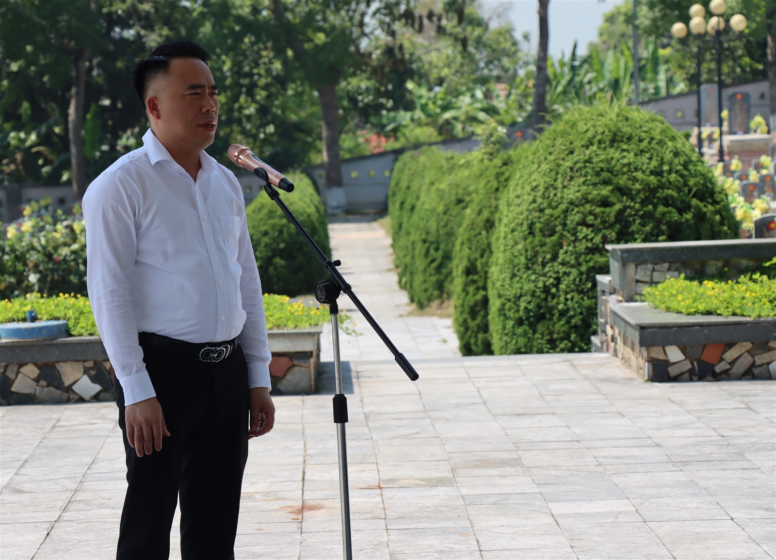 Đoàn công tác Tạp chí Tài nguyên và Môi trường dâng hương các Anh hùng liệt sĩ ở Điện Biên