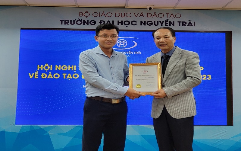 Tạp chí Tài nguyên và Môi trường nhận tri ân của Trường đại học Nguyễn Trãi