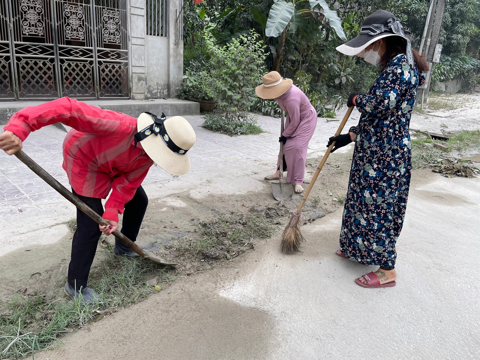 Bí thư Huyện uỷ Yên Bình cùng gần 400 cán bộ, người dân ra quân vệ sinh môi trường