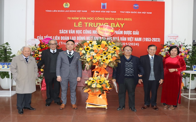 Khai mạc trưng bày sách văn học công nhân đạt giải từ năm 1953 đến nay