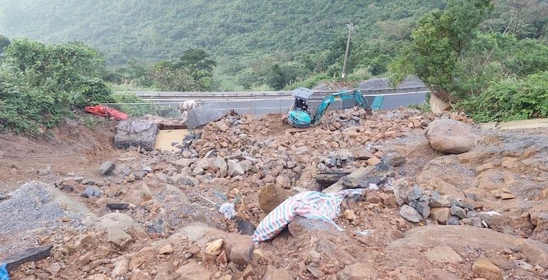 Tập trung thi công khắc phục các vị trí sạt lở trên đèo Hải Vân