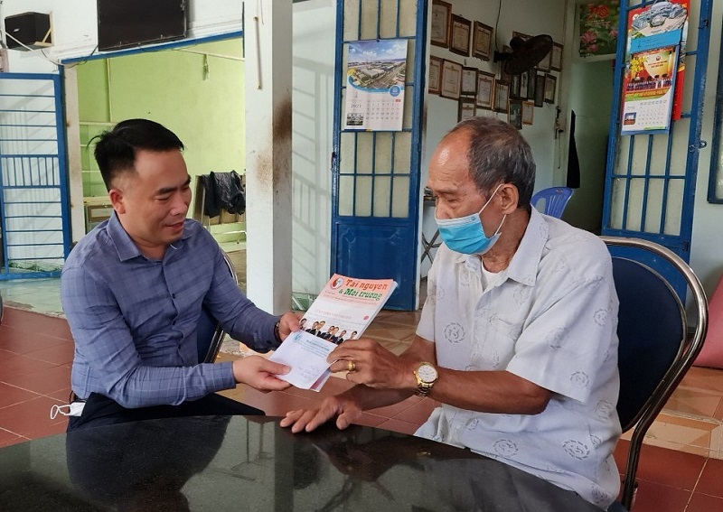 Tạp chí Tài nguyên và Môi trường trao tặng quà cho các gia đình chính sách tại Côn Đảo