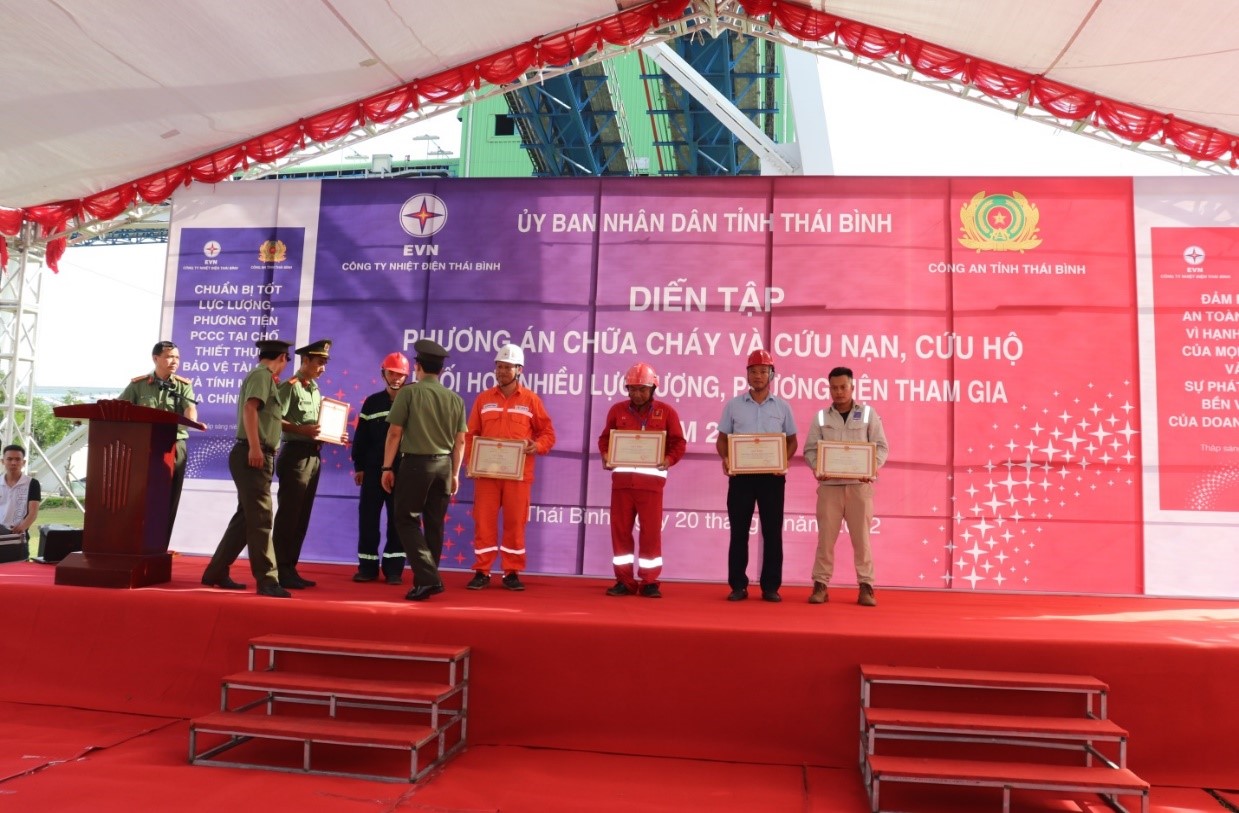 Diễn tập phương án chữa cháy và cứu nạn đối với bể chứa dầu tại Kho xăng dầu Công ty Nhiệt điện Thái Bình