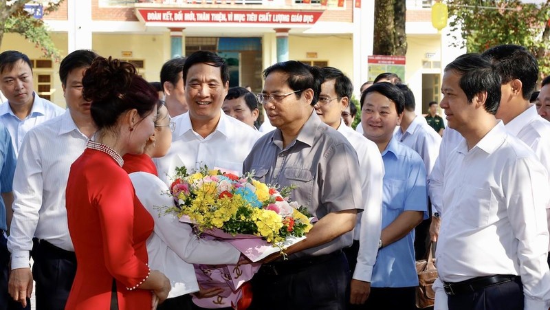 Thủ tướng Phạm Minh Chính thăm giáo viên, học sinh huyện Yên Lập