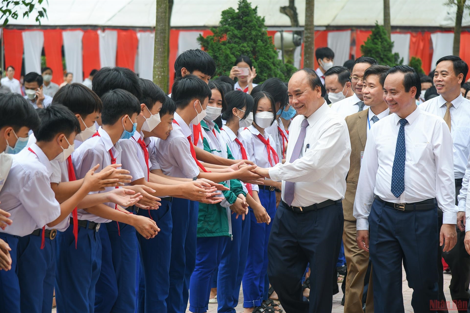 Chủ tịch nước Nguyễn Xuân Phúc dâng hương Thành cổ Quảng Trị và Khu lưu niệm Tổng Bí thư Lê Duẩn