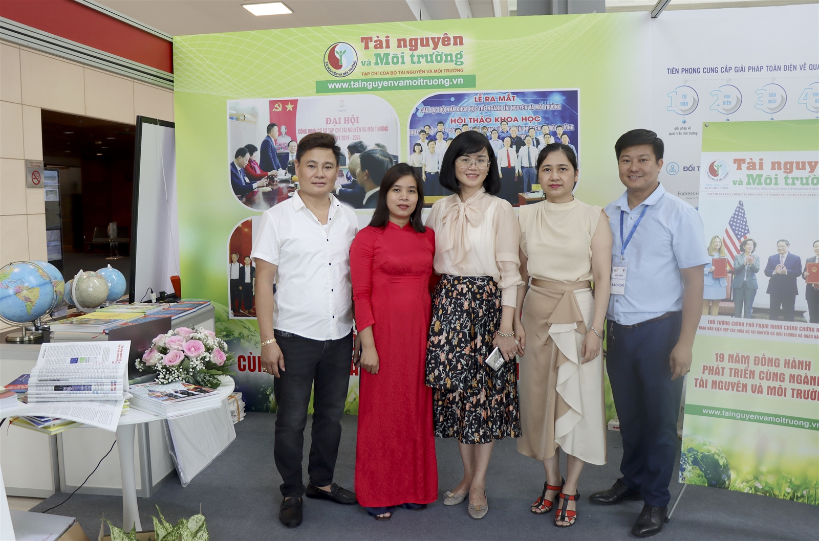 Bộ trưởng Trần Hồng Hà thăm gian trưng bày Tạp chí Tài nguyên và Môi trường