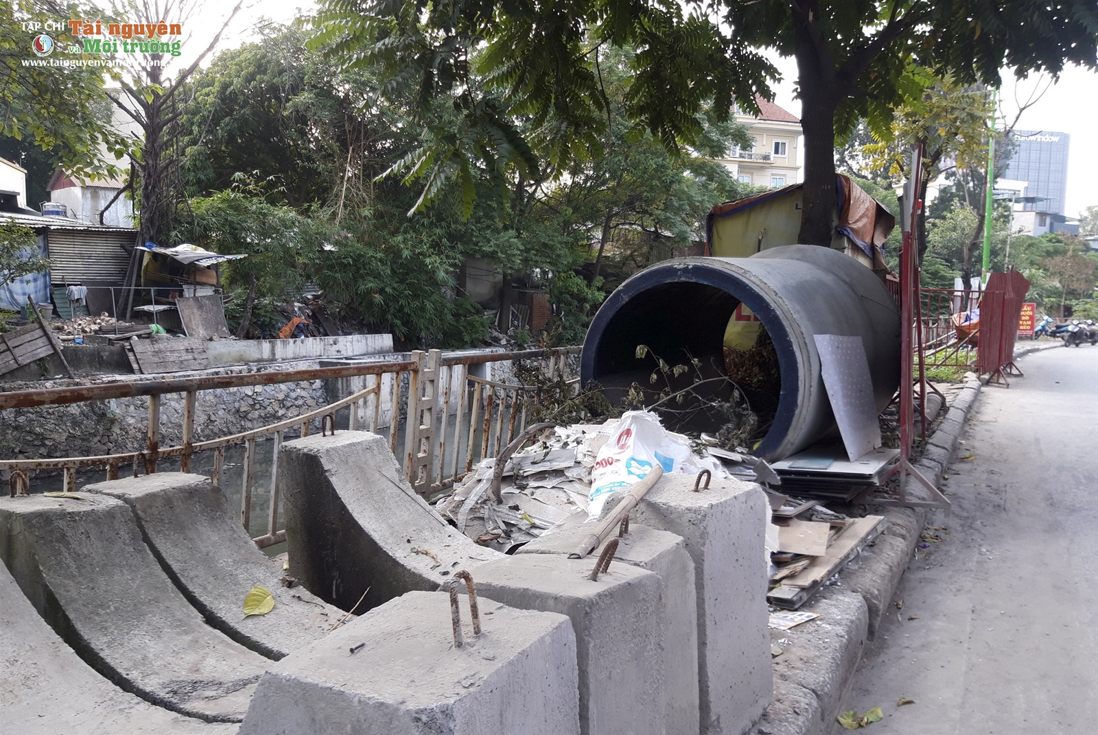 Nhếch nhác ô nhiễm vỉa hè, bốc mùi hôi thối ven sông Lừ tại ngõ 120 Trường Chinh, Hà Nội
