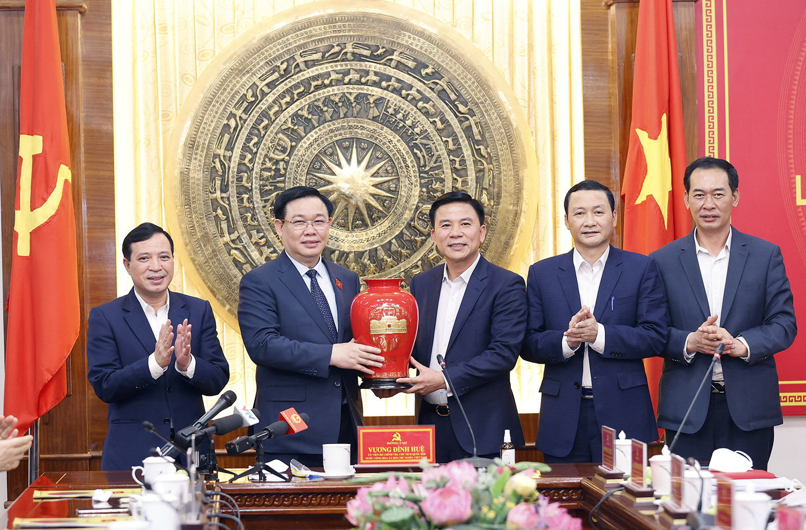 Chủ tịch Quốc hội Vương Đình Huệ làm việc với Ban Thường vụ Tỉnh ủy Thanh Hóa 