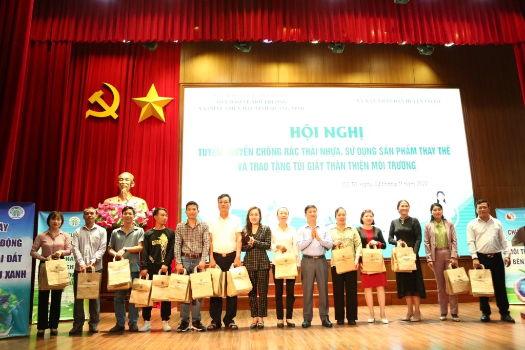 Tặng 3.000 túi giấy thân thiện môi trường cho người dân huyện Cô Tô