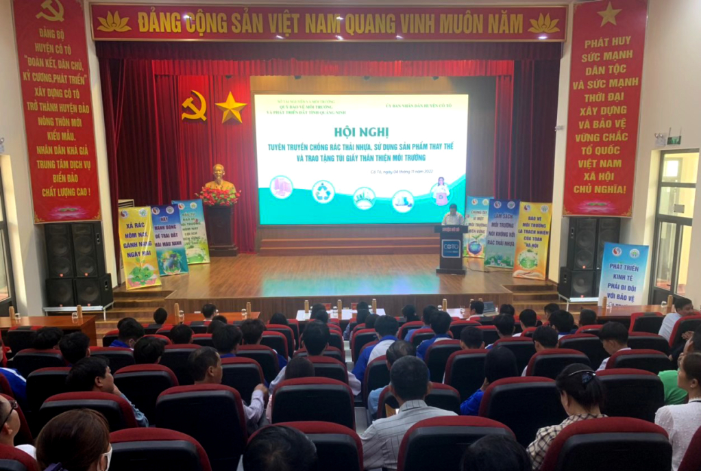 Tặng 3.000 túi giấy thân thiện môi trường cho người dân huyện Cô Tô